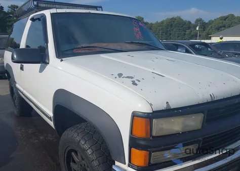 1998 Chevrolet Tahoe z USA, uszkodzony, nr VIN 3GNEK18RXWG106833